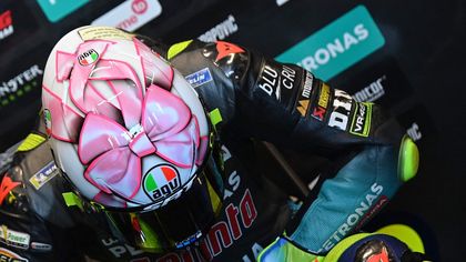 Valentino Rossi, fiocco rosa sul casco: dedica a bambina in arrivo
