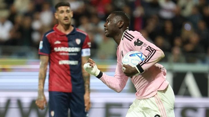 Kolo Muani tiene a galla la Juventus: 1-1 a Cagliari