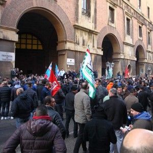 Indotto Ilva, protesta sotto la prefettura. Confindustria: "Situazione esplosiva"