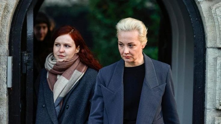 Con Navalnaya in fila al seggio di Berlino. Yulia sfida il regime russo ed entra in ambasciata