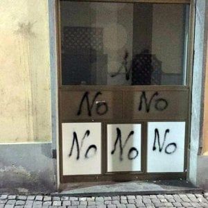 Imbrattata la sede del Pd a Ivrea con scritte "No" in vista del referendum