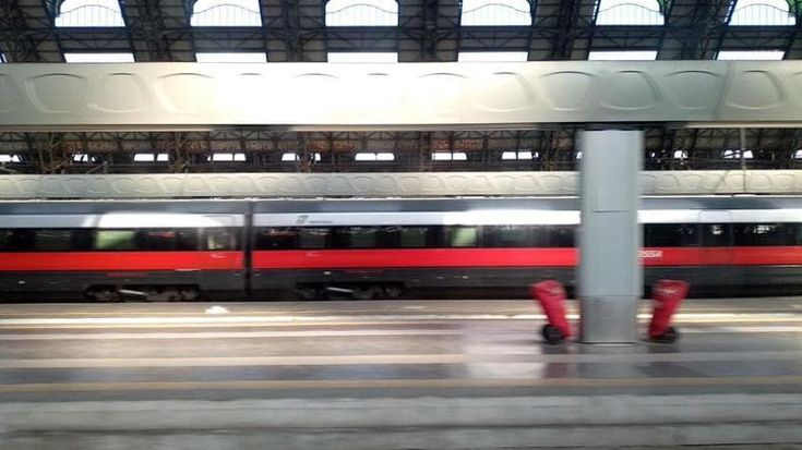 Natale, stangata sui fuorisede: il treno per tornare in Puglia da Milano schizza oltre i 300 euro