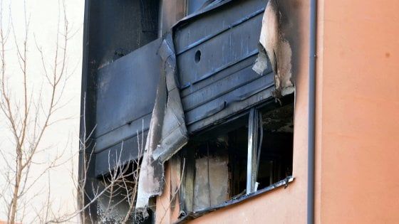 Incendio in un appartamento Aler a Cernusco, morte madre e figlia di 87 e 51 anni, 24 persone sgomberate