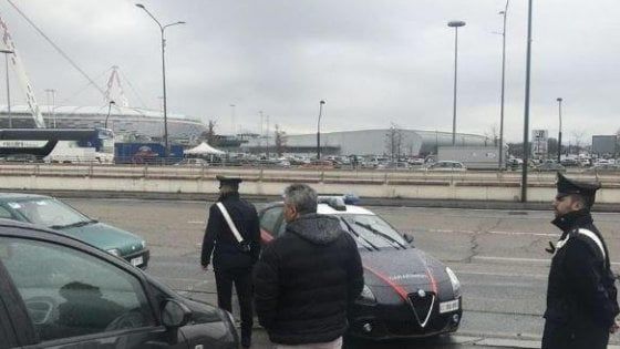 Topi d'auto specializzati in grandi eventi allo Stadium, presi in tre mentre svaligiavano un'auto di tifosi svizzeri