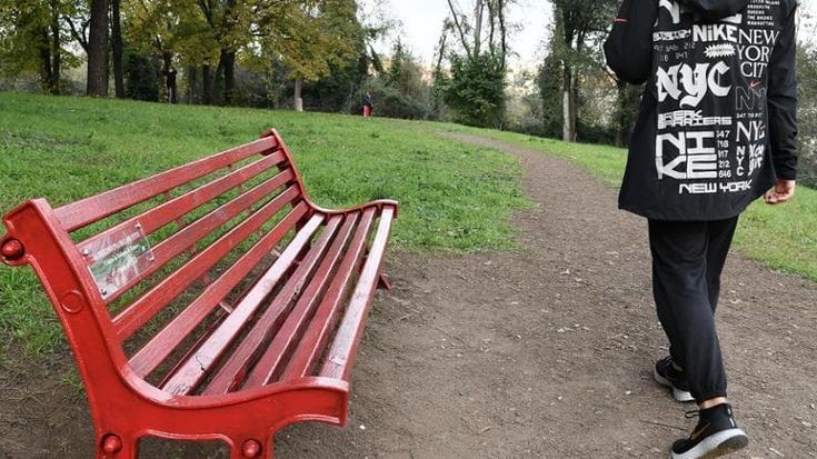 Notti al gelo sulle panche per sfuggire al marito violento, l’incubo di una madre e dei suoi figli