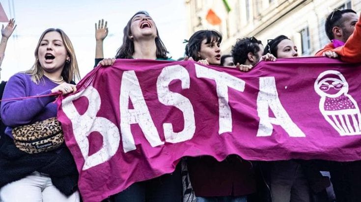 Femminicidi, un corteo e uno sciopero alla islandese. Ecco perché i social si stanno tingendo di rosso