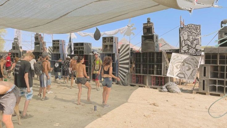 Rave in Maremma, in 8 completamente nudi al supermercato. Furti e un pusher fermato ad Arezzo 