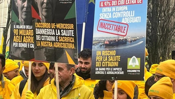Tagli e Mercosur, gli agricoltori toscani protestano a Bruxelles: “Così affamate chi vi sfama”