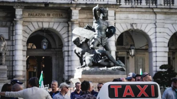 La protesta dei tassisti: “Basta abusivi e Ncc più di mille irregolari”