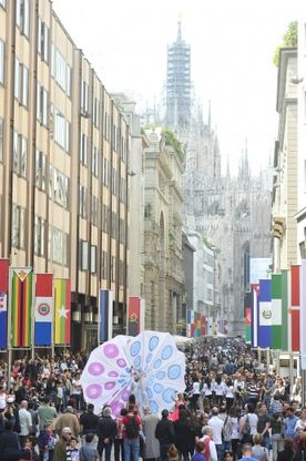 Festa delle bandiere per Expo 2015:<br />i vessilli dei Paesi colorano Milano