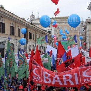 Uil: "Le aziende che licenziano possono guadagnare 13mila euro"