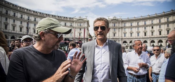 I funerali di Carlo Vanzina, il saluto di amici e colleghi da Sorrentino a Verdone