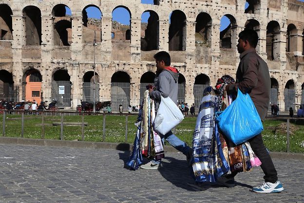 Mimi e finte griffe: boom di venditori ambulanti in centro a Roma 