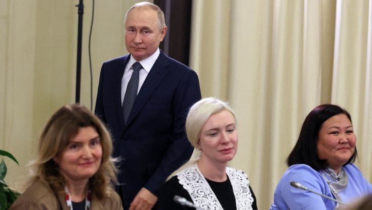 Russia, Putin incontra le madri dei soldati: "I vostri figli sono eroici, non credete alle menzogne di tv e internet"