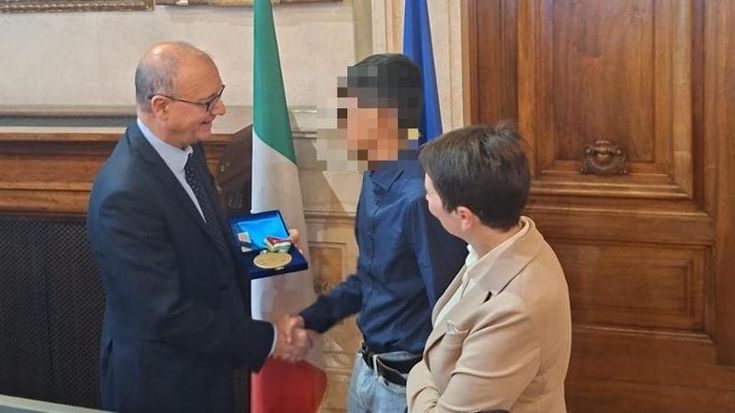 Valditara premia lo studente che ha salvato la prof a Bergamo: “Hai avuto coraggio, fieri di te”