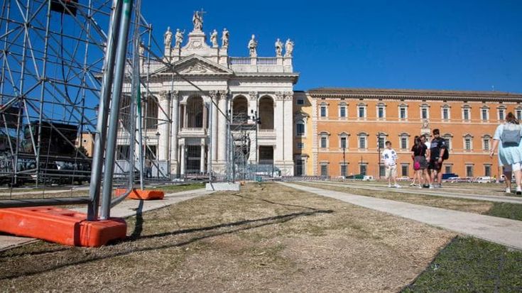 Rotte 106 lastre della nuova piazza San Giovanni: “Danni causati dall’allestimento del palco”