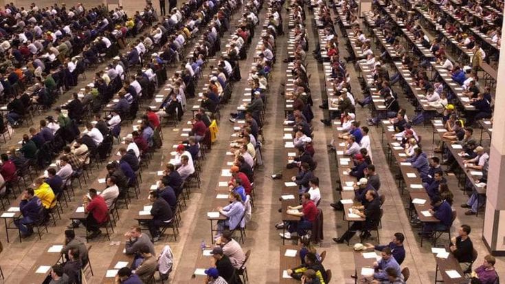 Dentro il grande caos dei concorsi per docenti: metà sono ancora da fare. Obiettivo 46.000 assunzioni fallito. La scuola riparte sulle spalle dei soliti precari
