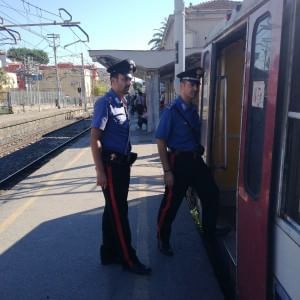 Sasso contro un treno della Circumvesuviana, due feriti lievi