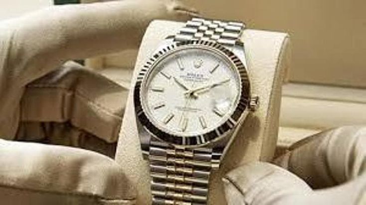 Collezionista viaggia da Tokyo a Roma per vendere quattro Rolex: lo pagano con i soldi del Monopoli