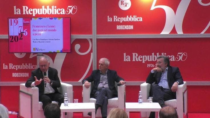 Spadaro: "Trump vestito da Papa o da Gesù, il potere cerca la sacralità"