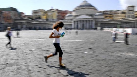 Campania, mascherine obbligatorie all'aperto fino al 4 ottobre