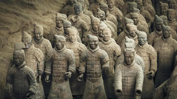Cina, turista scavalca barriera e atterra sull’Esercito di terracotta: danneggiate due statue