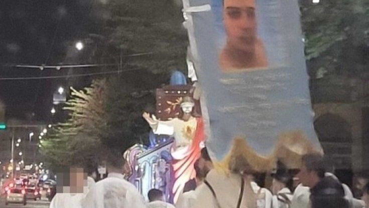 Napoli, il vessillo di Ugo Russo nella processione per la Madonna dell'Arco