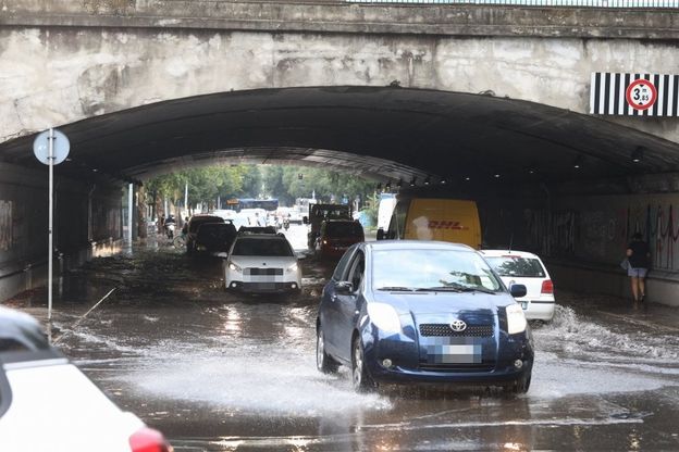 Firenze, sottopassi e strade allagate dopo il temporale 