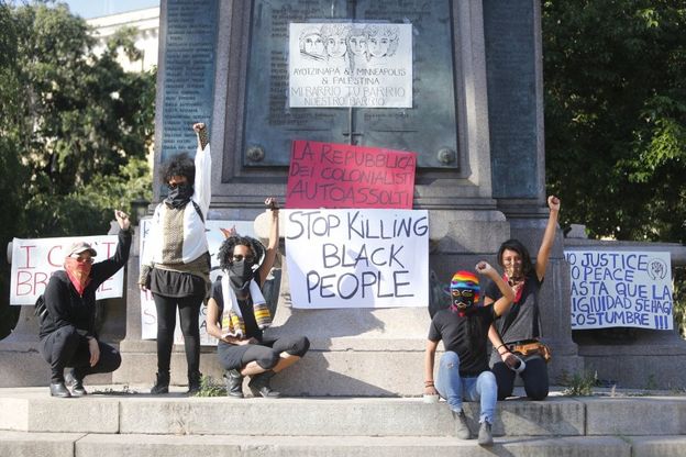  Roma, il flash mob anti razzista dopo la morte di Floyd  