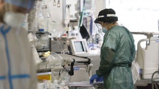Covid, focolai accesi in ogni angolo di Sicilia. Quattro positivi al poliambulatorio di Lampedusa