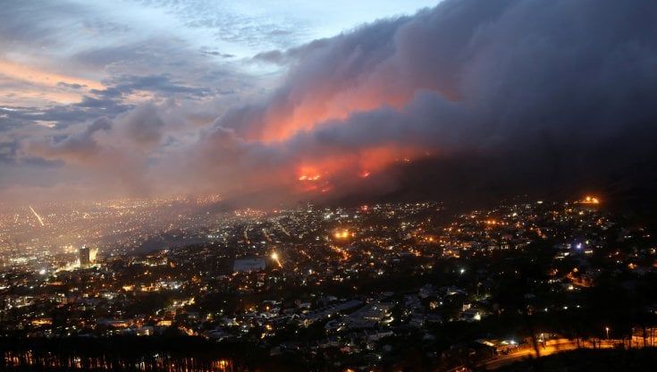 Sudafrica, a fuoco la Table Mountain: Città del Capo assediata dalle fiamme