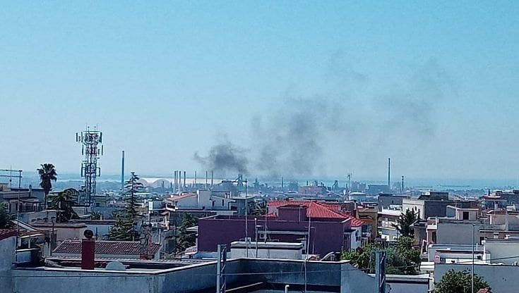 Taranto, aria irrespirabile e fumi: dai cittadini centinaia di segnalazioni da tutti i quartieri. "Da giorni è così, ma nessuno fa nulla"