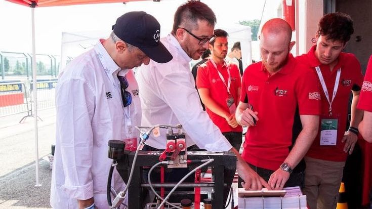 In pista il bolide UniFi a guida senza pilota. Correrà in Formula Sae