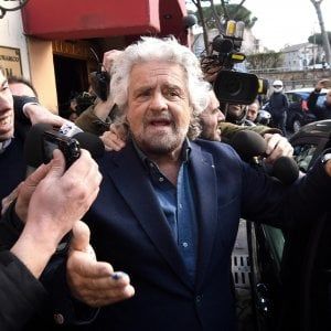 Roma, blitz di Grillo al teatro Valle: "Io ci farei una polizza". Raggi: "Al via i lavori"
