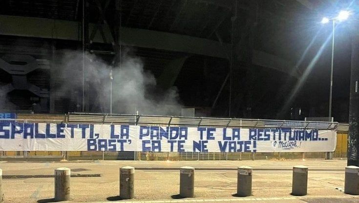 Stadio, striscione contro Spalletti: "Ti restituiamo la Panda, basta che te ne vai"