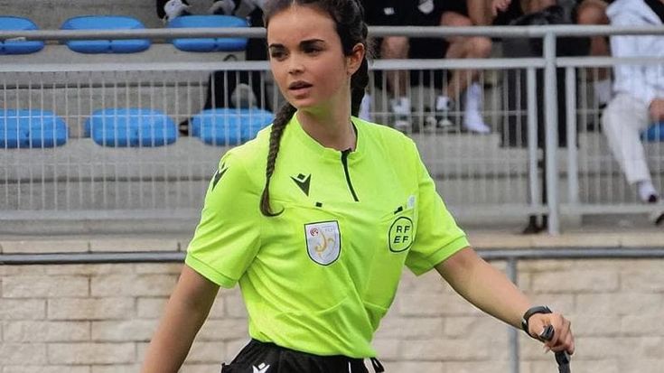 L’arbitra Carla Garcia Alarcon: “Qualche giocatore cerca di flirtare con me durante le partite”