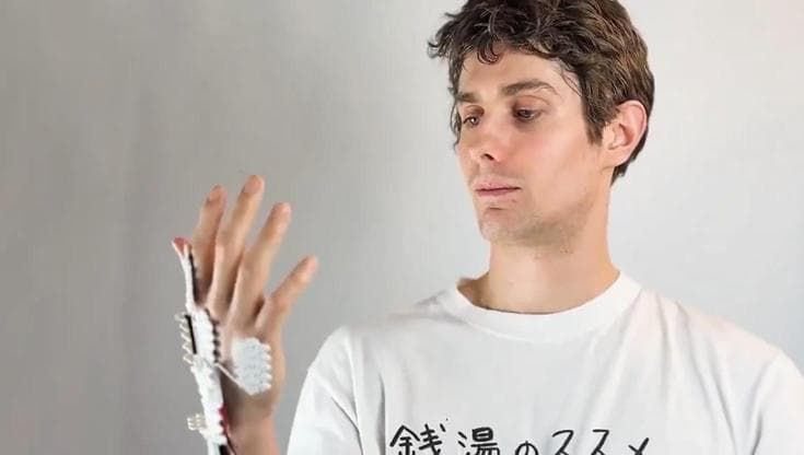 L'IA può prendere il controllo della mano per svolgere compiti che non sai fare