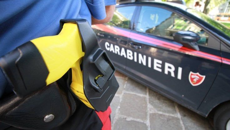 Si piazza davanti all'hotel per chiedere soldi ai clienti. "Mi devi pagare se vuoi che me ne vado" dice al titolare  e aggredisce il personale