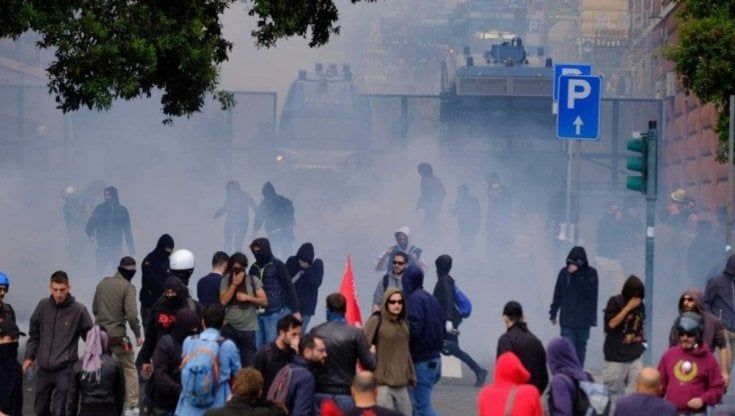 Anpi e Cgil contro i giudici: "Condanne dure agli antifascisti, irrisorie ad agenti che picchiarono giornalista di Repubblica"