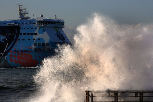 La mareggiata davanti a Genova
