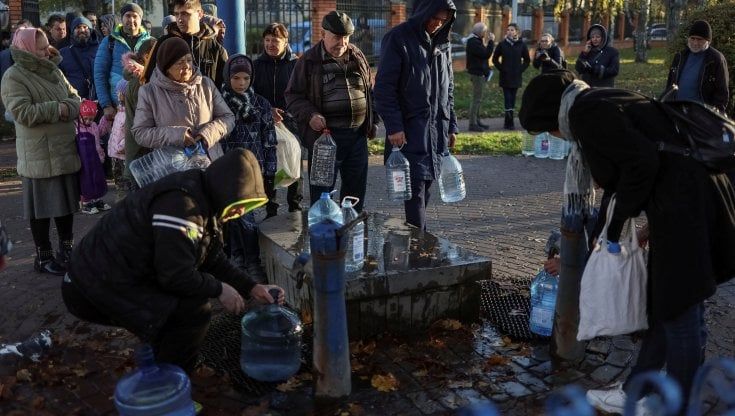 Kiev sotto tiro: senza luce né acqua. E l’Iran invia a Mosca anche i missili