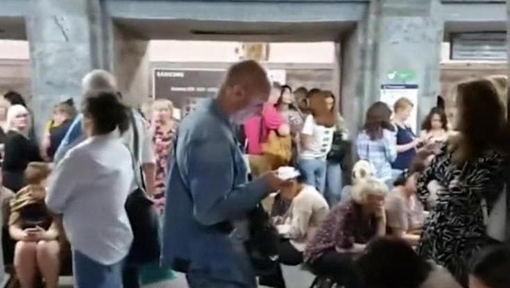 Attacco russo in Ucraina, black out a Kiev: i cittadini si rifugiano nelle stazioni della metropolitana