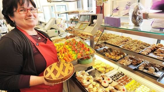 Cannoli, babà, zeppole: da Amici Miei si respira il dolce profumo del Sud