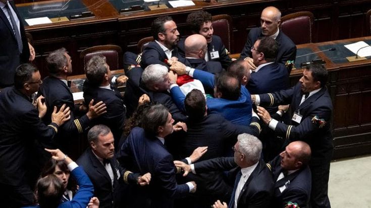 Meloni non condanna la violenza in Aula: “Sono stati provocati”. Sdegno della sinistra