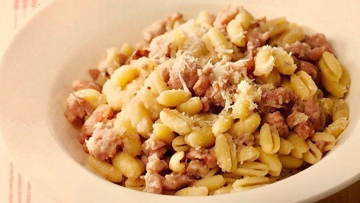 Malloreddus con crema di cipolla e salsiccia