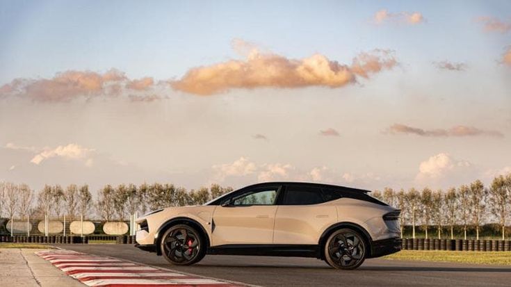 Lotus Eletre, come va il Suv high-performance in versione 600 Sport SE da 612 cavalli