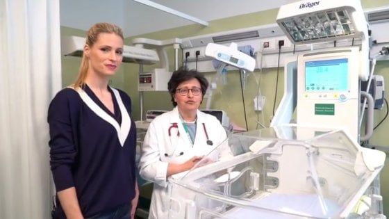 Michelle Hunziker e i vestiti all'asta per beneficenza: raccolti 23mila euro per una culla termica