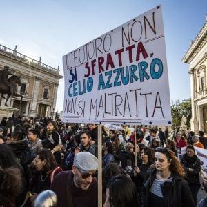 Roma, protesta associazioni sotto sfratto, in centinaia in Campidoglio