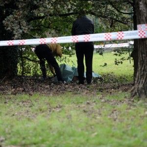Sesto San Giovanni, il cadavere di un clochard scoperto in un parco: l'ipotesi &egrave; omicidio