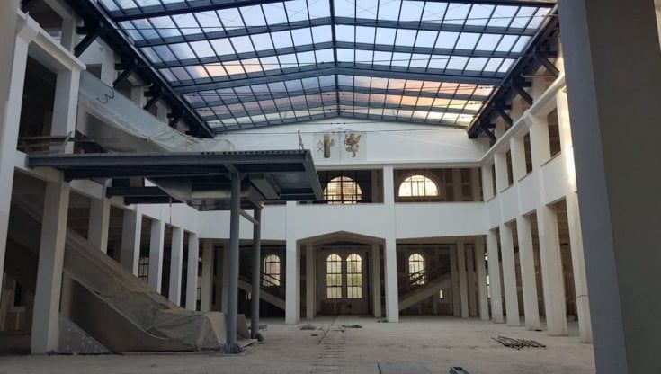 Perugia, rispuntano i fasci littori nel Mercato della città. E scoppia la polemica